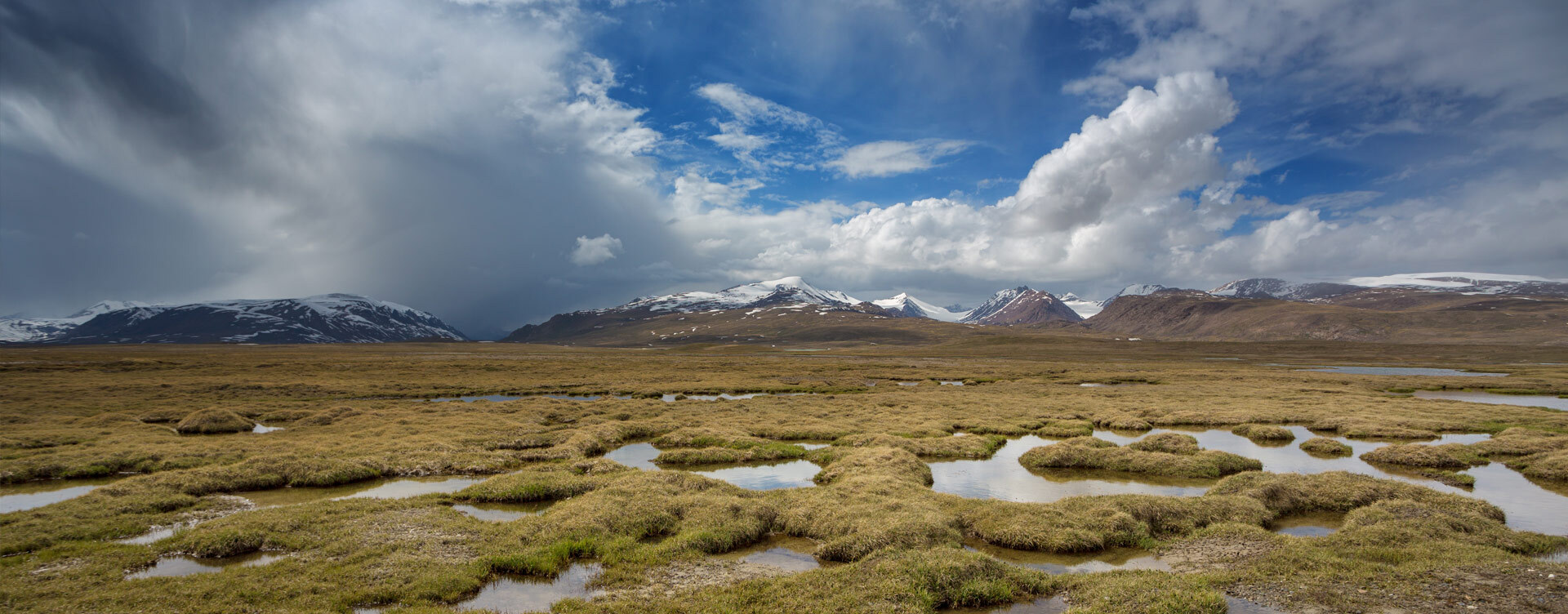 Mongòlia és terra de volcans, de bells llacs, de deserts, d'alts cims i llar dels últims nòmades del planeta.