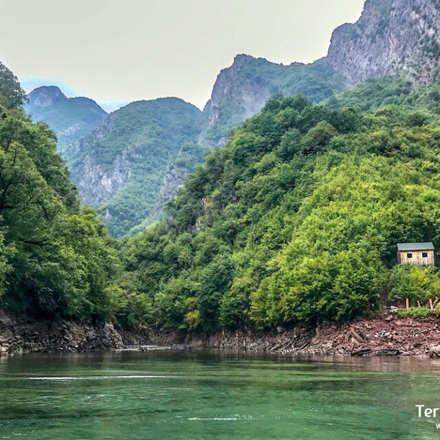 Navegar por el lago Koman entre montañas escarpadas y aguas turquesa