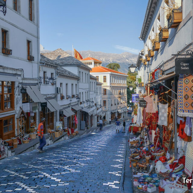 Perderse por las calles empedradas de Berat y Gjirokastër, bajo la sombra de sus castillos
