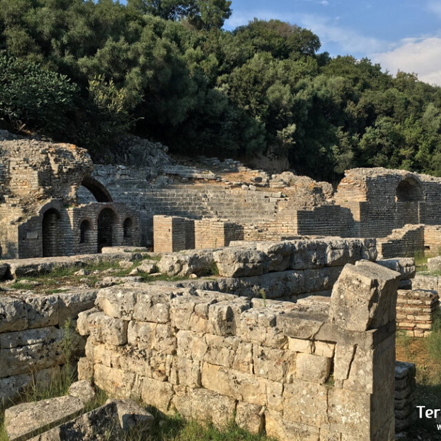 Recorrer las ruinas de Butrint rodeadas de naturaleza e historia milenaria