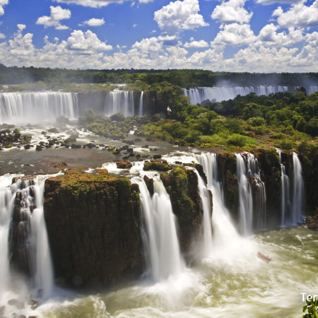Podràs caminar entre passarel·les i selva en les Cascades d'Iguazú.