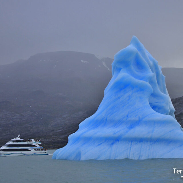 Recorrerás las aguas cristalinas del fiordo Última Esperanza, donde podrás presenciar de cerca la grandeza de los glaciares.