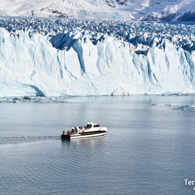 Nada es comparable a navegar entre hielos para ir al encuentro de los glaciares Upsala y Spegazzini.