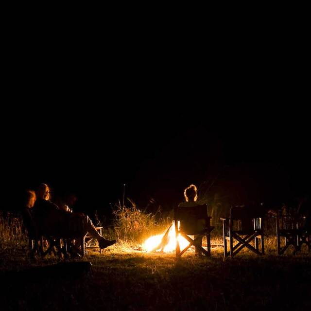 Descansar després d'un dia llarg de safari al voltant del foc en nostre tented camp.