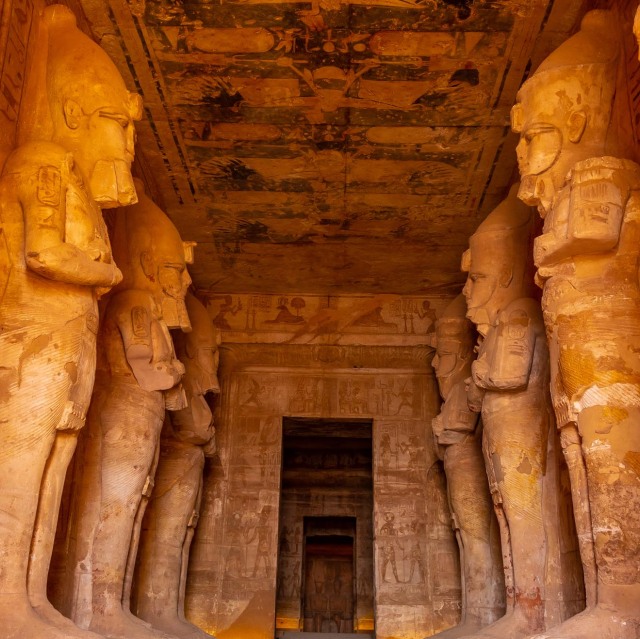 Ens adetrarem en la història dels grans temples de Luxor i Karnak, en l'antiga capital, Tebes.