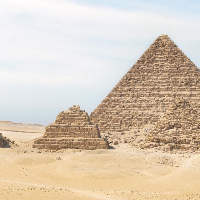Las pirámides de Guiza y Saqqara.