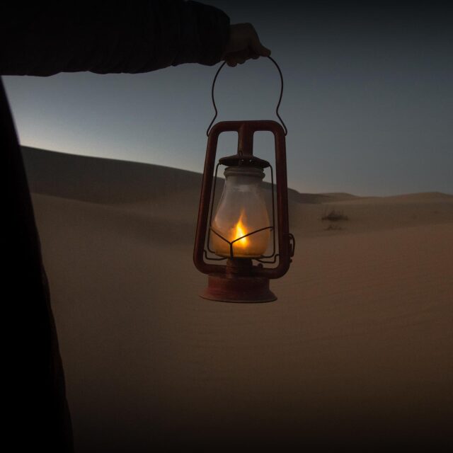 Adentrarse en la inmensidad del desierto y dormir bajo un manto de estrellas.