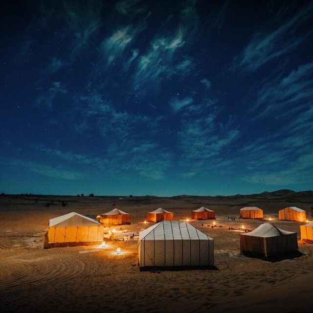 Nada es más mágico que pasar una noche en el desierto durmiendo en jaimas