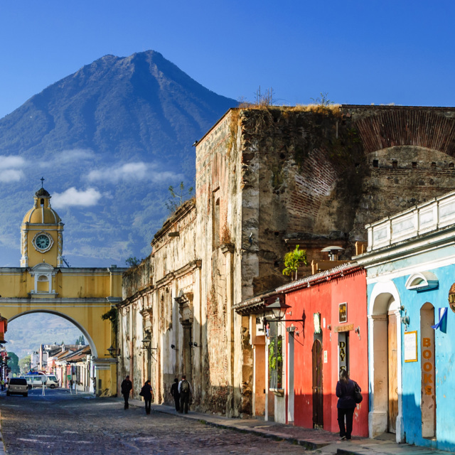 Caminarem pels acolorits i empedrats carrers de Antigua, patrimoni de la humanitat per la Unesco.