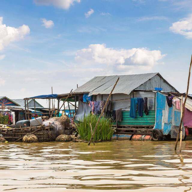Navegarem pel llac d'aigua dolça més gran del sud-est asiàtic, Tonle Sap, i visitarem alguns dels seus més de 180 poblats flotants.