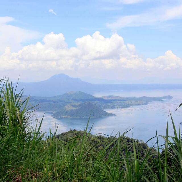El volcán Taal, nacido en una isla dentro de un lago.