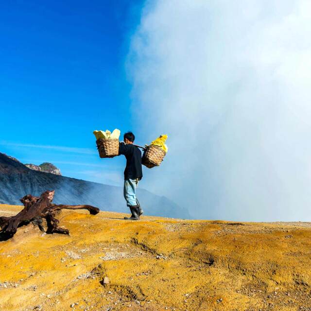 Senderismo en el volcán Kawa Ijen.