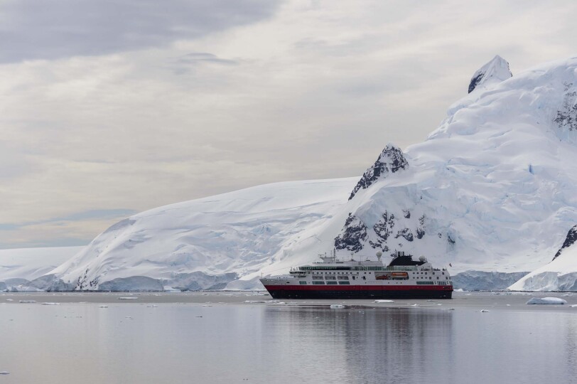 Blackpepper Viajes Antartida Galeria 0011 Expedition Ship In Antarctic Sea