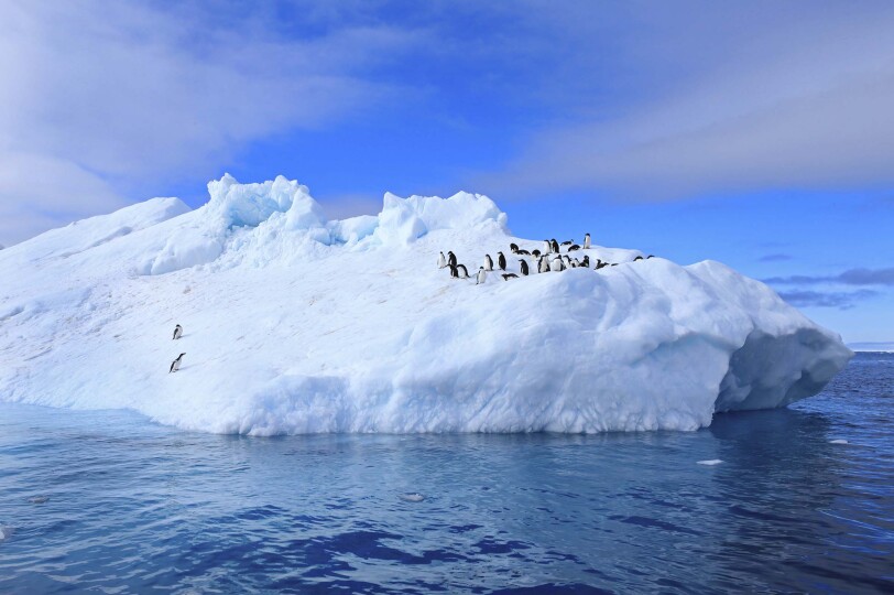 Blackpepper Viajes Antartida Galeria 0033 Vista Panoramica Iceberg Contra Cielo Antartida