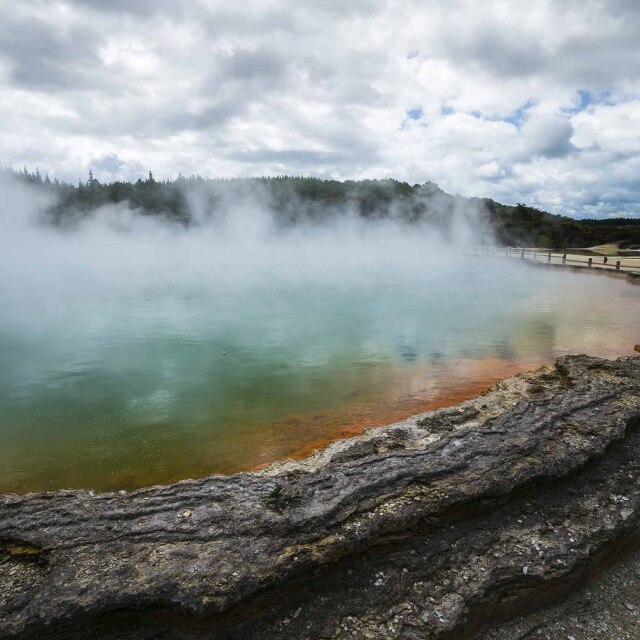 Nos adentraremos en el parque geotermal de wai-o-tapu, el más colorido de toda la región.