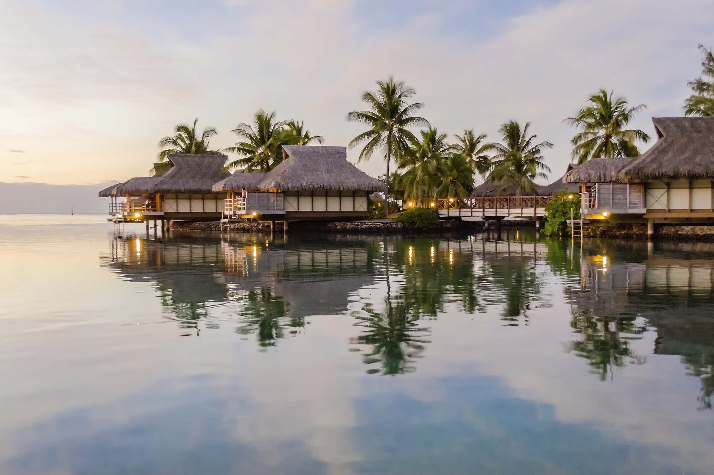 Allotjar-se en un hotel de luxe o en un bungalow sobre l'aigua en un entorn natural de la Polinèsia, és tota una experiència.