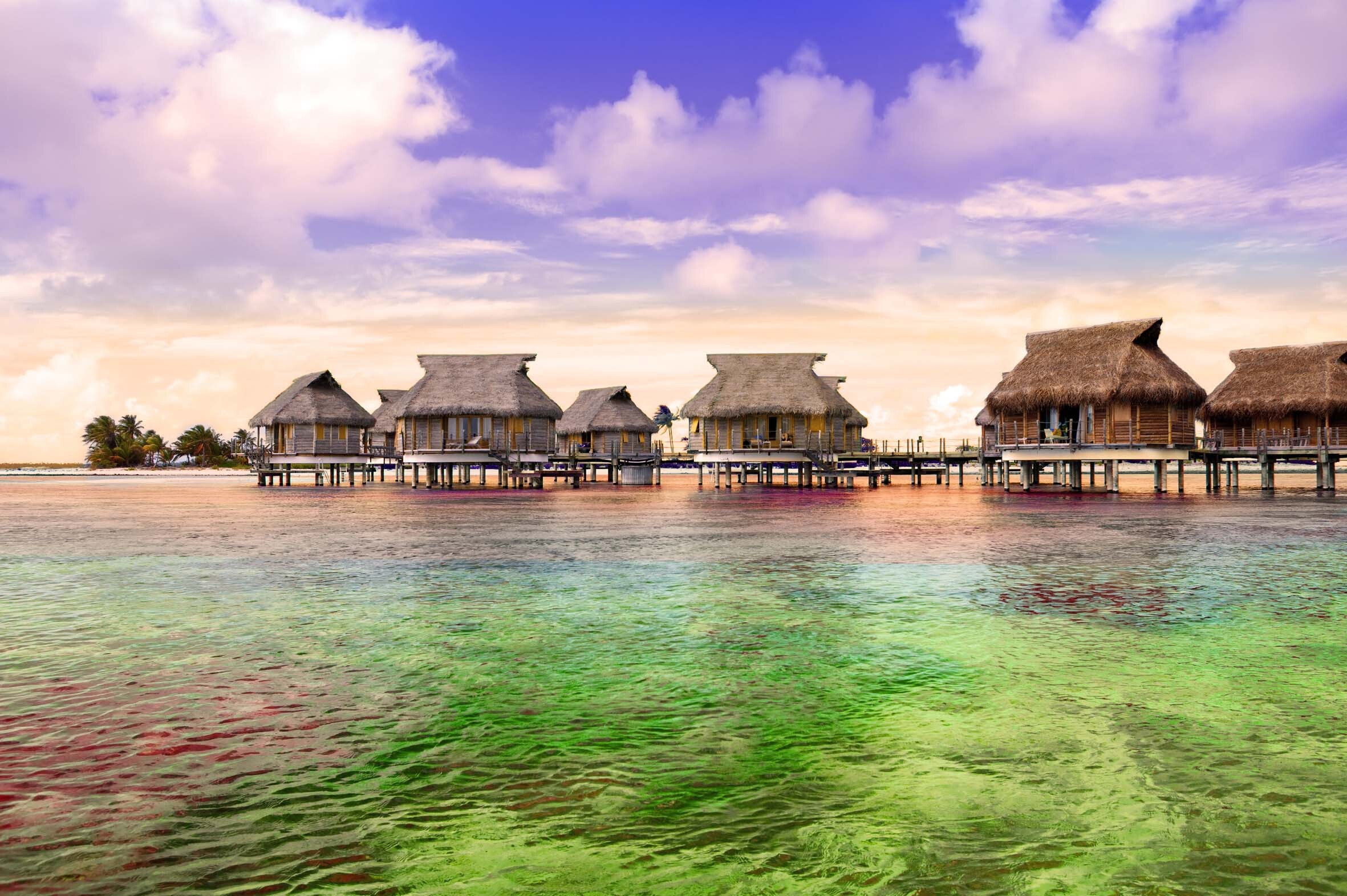 Alojarse en un hotel de lujo o en un bungalow sobre el agua en el entorno natural de la Polinesia, es toda una experiencia.