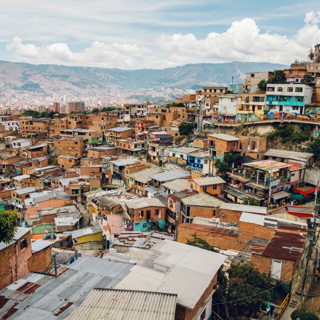 Recorrer las calles de Medellín, la ciudad ejemplo del progreso.