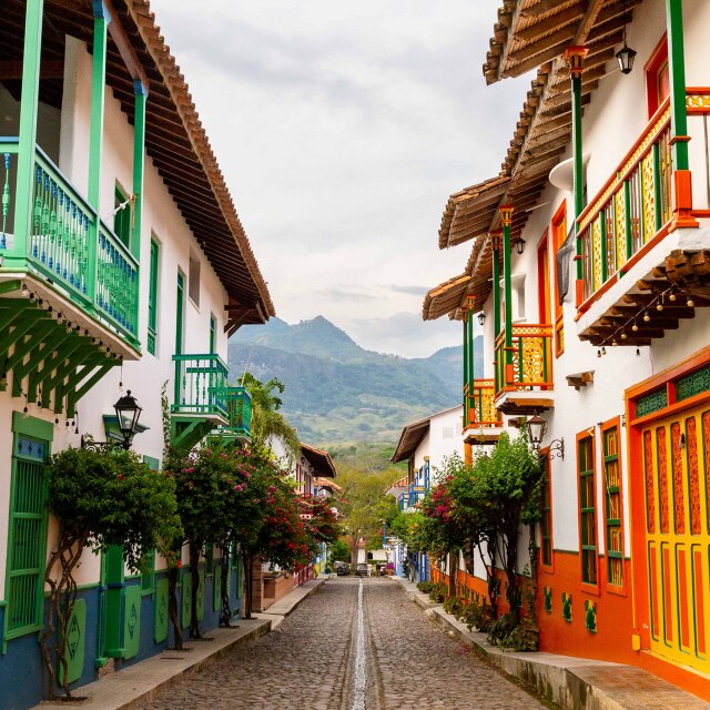 Descubrir los pueblos coloniales con aroma de café.