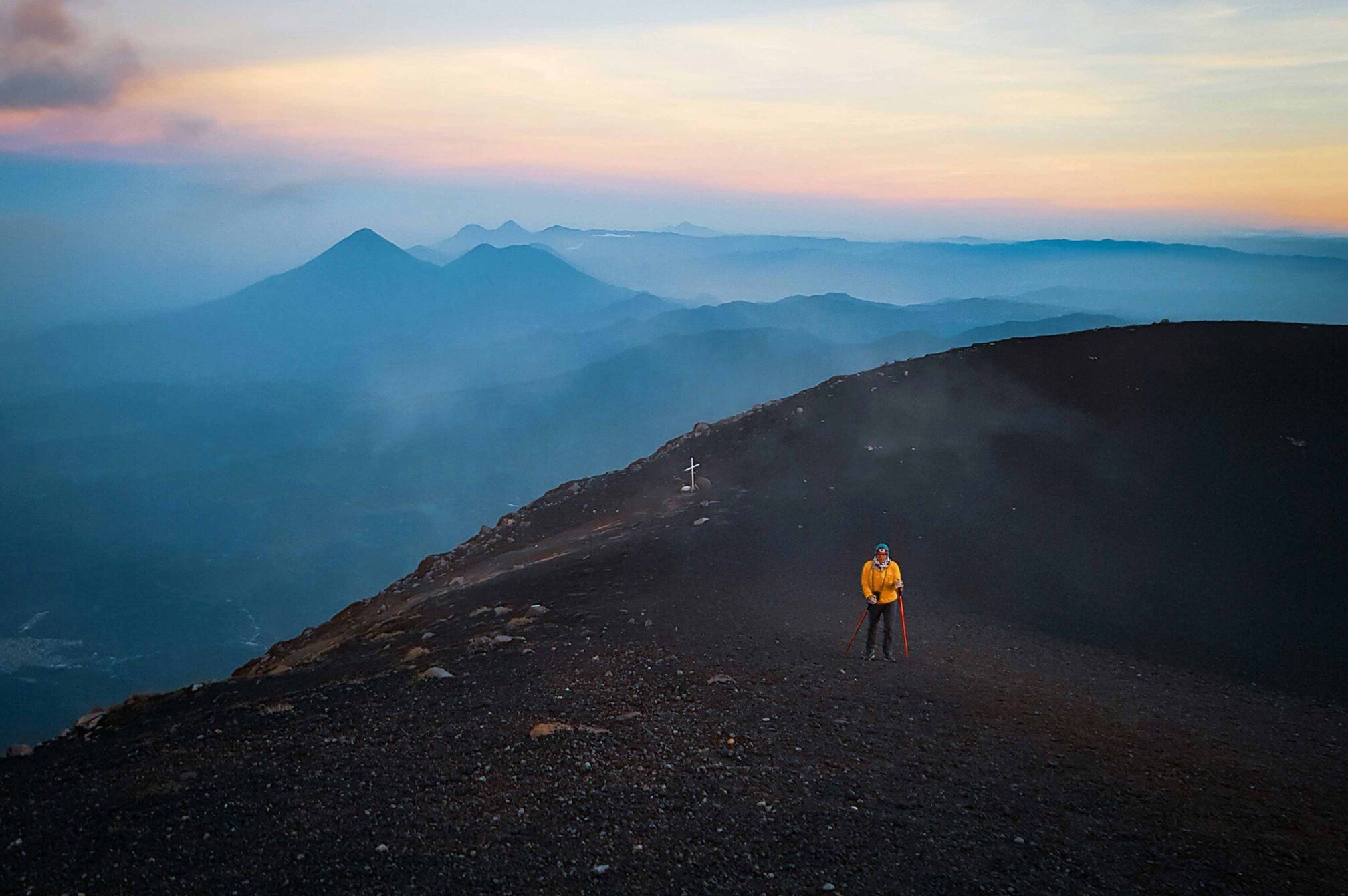 ¿Cómo es el ascenso al Volcán Acatenango? Una aventura que no te puedes perder si visitas Guatemala.