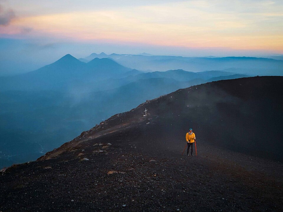 ¿Cómo es el ascenso al Volcán Acatenango? Una aventura que no te puedes perder si visitas Guatemala.