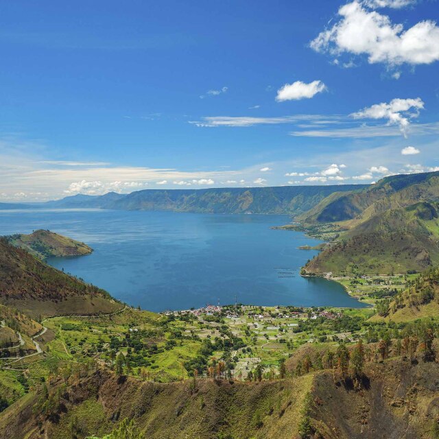 Navegaremos por el lago volcánico más grande del mundo.