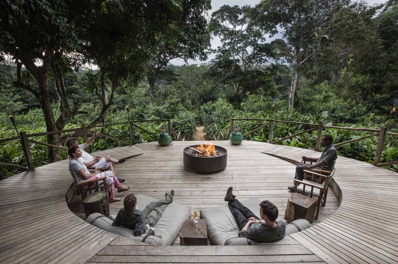 Fogata entre la selva tropical del Congo.