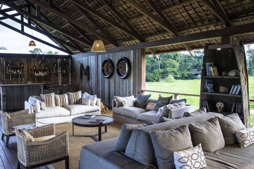 Espacio de descanso con vistas al paisaje tropical.