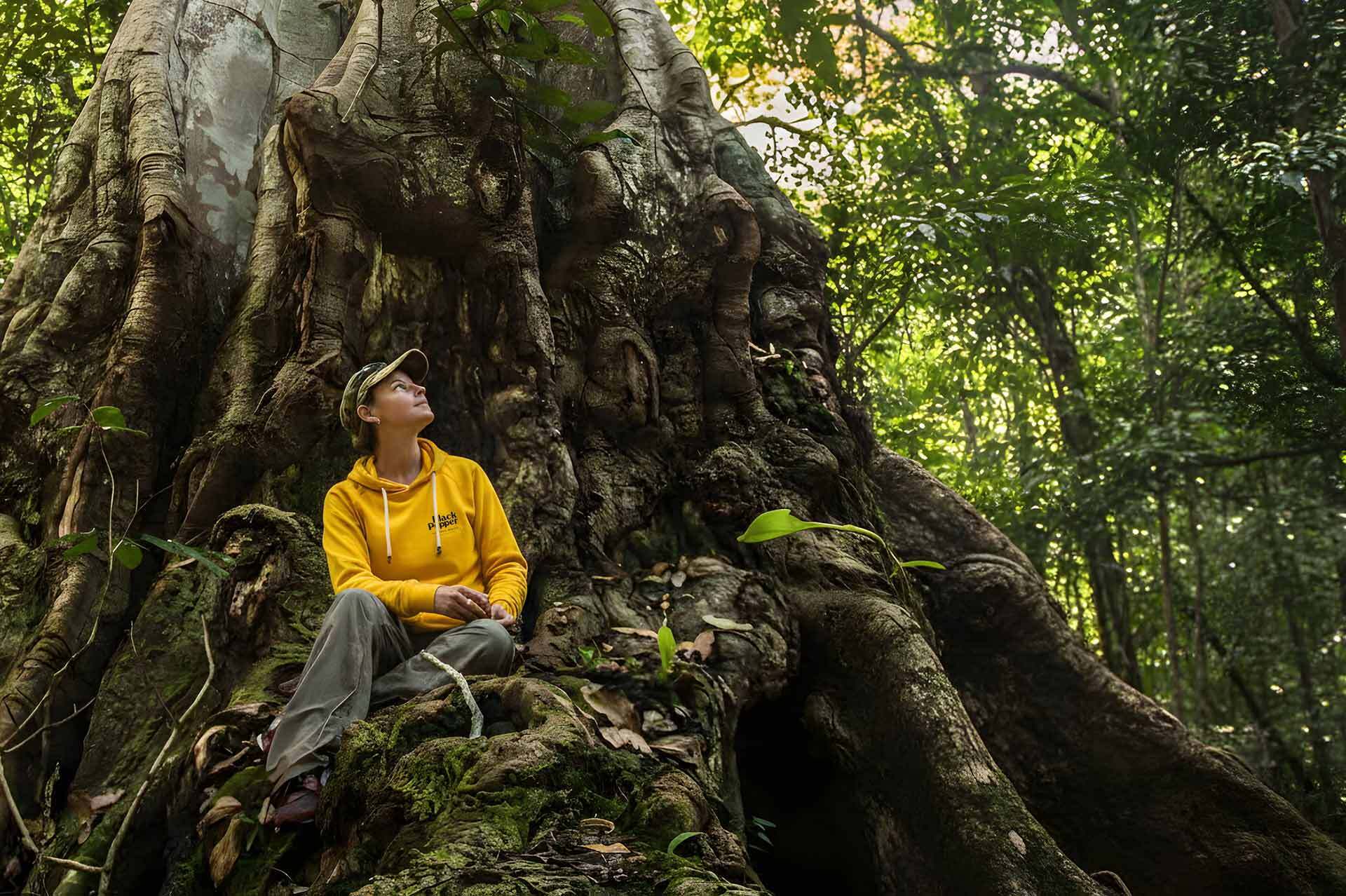 Viajera con la sudadera de BlackPepper observando la naturaleza de la selva del Parque Nacional Odzala-Kokoua.