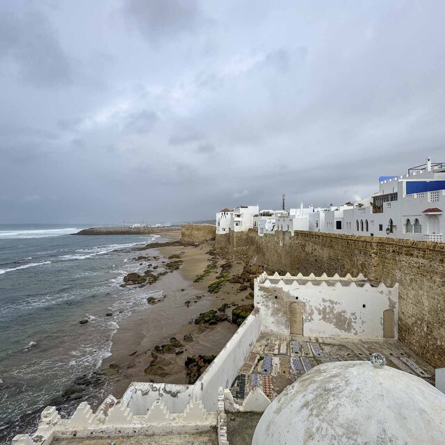 Admirar el arte entre las murallas blancas de Asilah.
