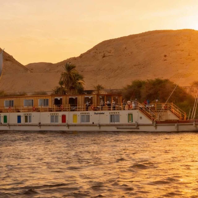 Viatjar pel Nil navegant en dahabiya