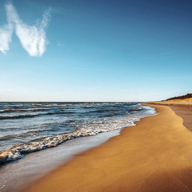 Caminar pel molt curiós Istme de Curlàndia, 98 km de llargada que separen la llacuna del mar Bàltic.