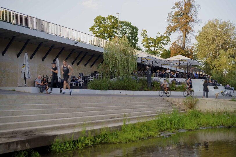 Viajes Lituania Blackpepper 0014 Embankment Of Neris River In Vilnius C Kipras Streimikis