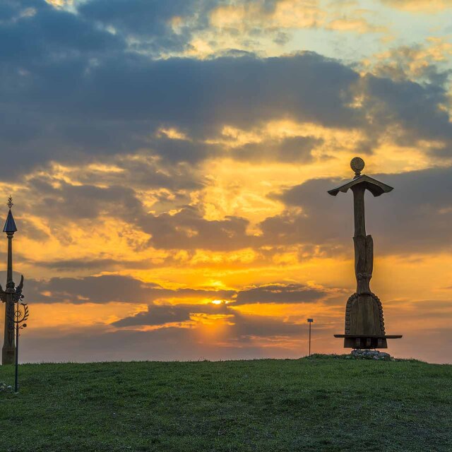 Deleitar-se amb la posta de sol sobre el nucli antic de Šiauliai des de la Colina de les Creus.