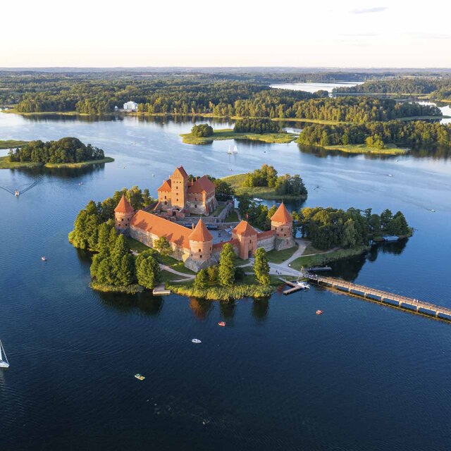 Quedar-se meravellat amb les vistes màgiques del castell de Trakai instal·lat sobre l’aigua.