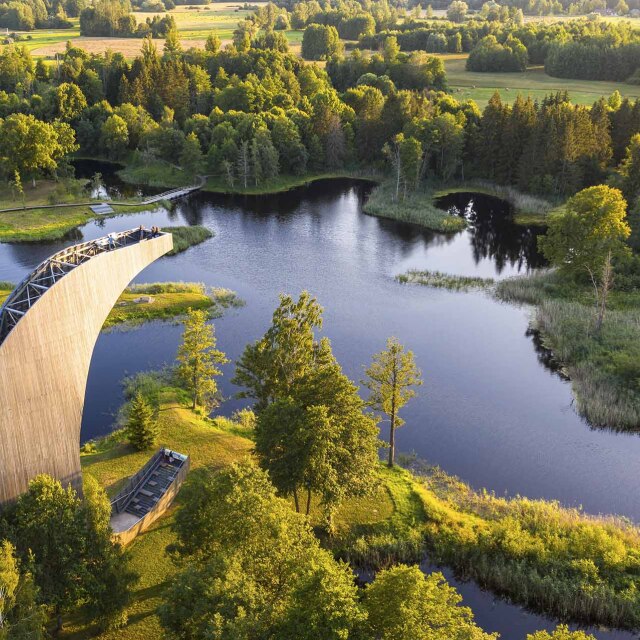 Fer senderisme entre els més de 2.800 llacs del país i gaudir de la dolçor del camp.