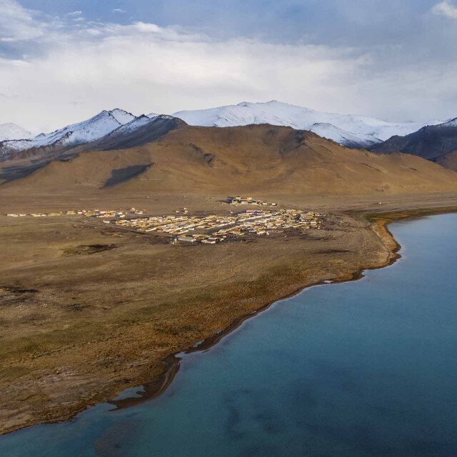 Vista aérea de la aldea de Karakul junto al lago Karakul en Tayikistán