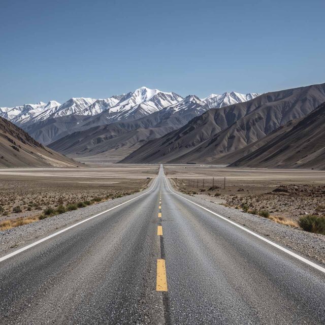 Ruta pavimentada en un valle montañoso desértico de Tayikistán