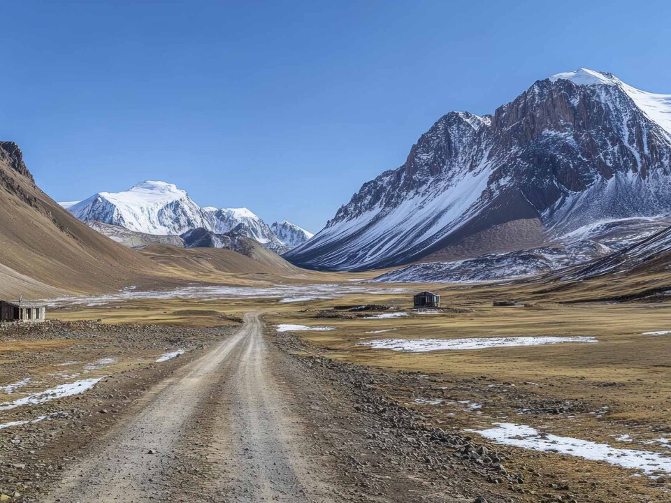 Carretera cruzando el macizo del Pamir en Tayikistán
