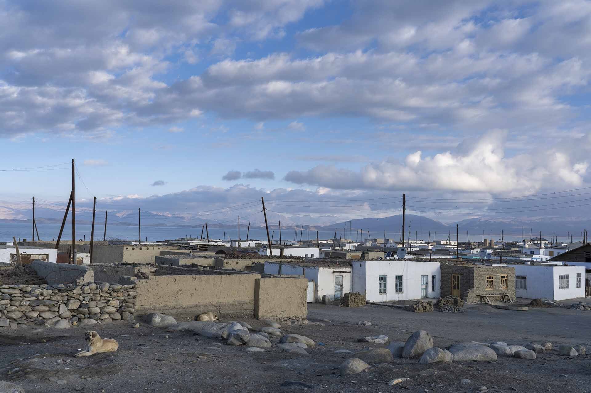 Vista panorámica del pueblo de Karakul junto al lago Karakul, Tayikistán