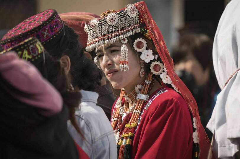Mujer con traje tradicional