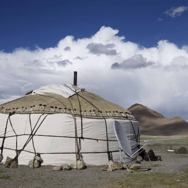 Yurta en mitad del paisaje del Pamir, Tayikistán