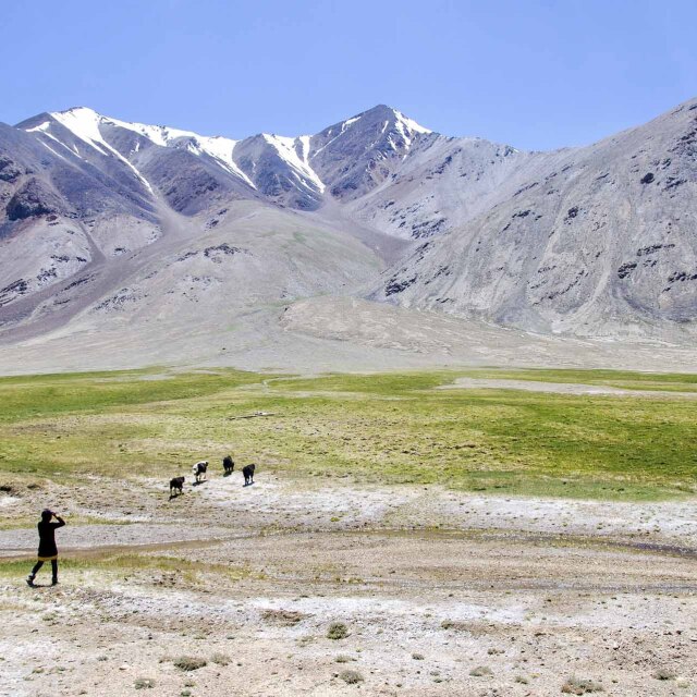 Viajero fotografiando el paisaje del Pamir, Tayikistán