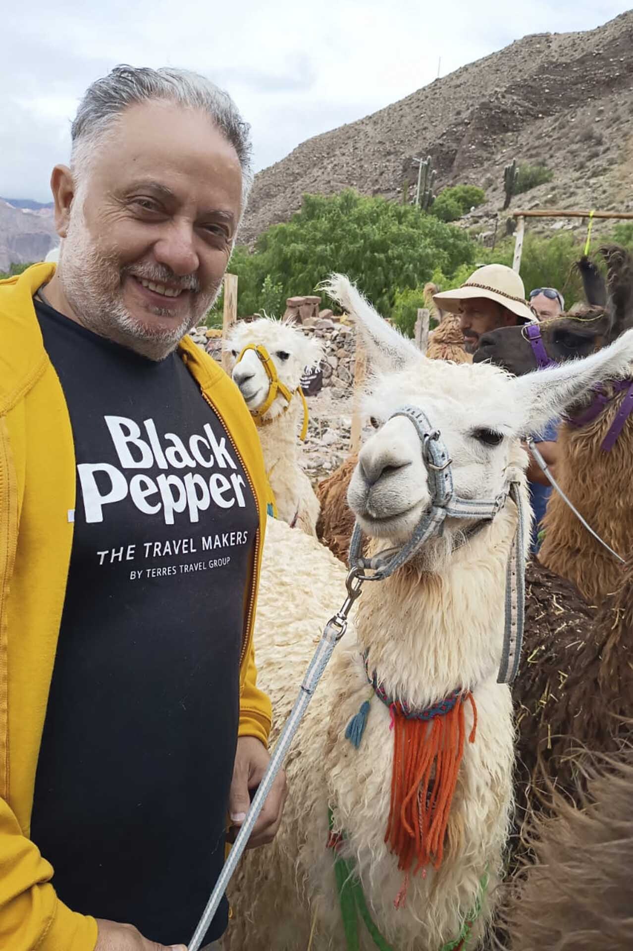 Caminar al ritmo ancestral de los Andes junto a quienes aún leen el territorio con sabiduría milenaria.