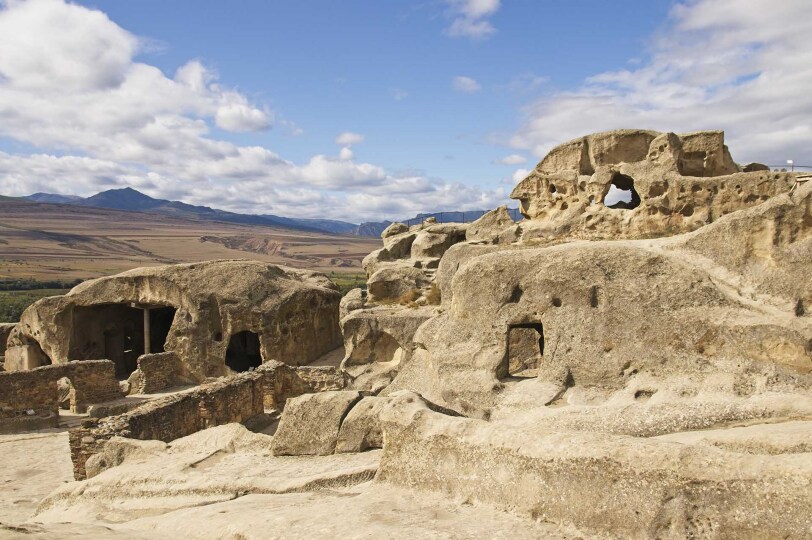 Viajes Georgia Blackpepper 0016 Low Angle Shot Ancient Rock Hewn Town Uplistsikhe Georgia