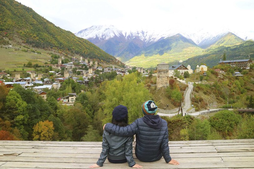 Viajes Georgia Blackpepper 0021 Couple Enjoy Breathtaking View Mestia Town With Svan Tower Houses Svaneti Regio Georgia
