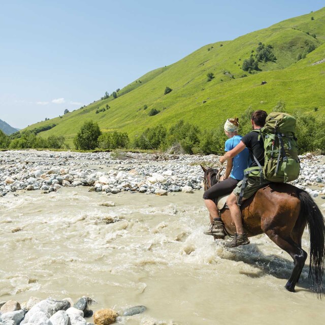 Cruce de río a caballo